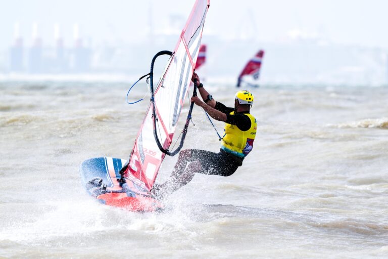 La bahía de Cádiz desafía a los regatistas con otra jornada extrema en los iQFOil Games Cádiz 2025