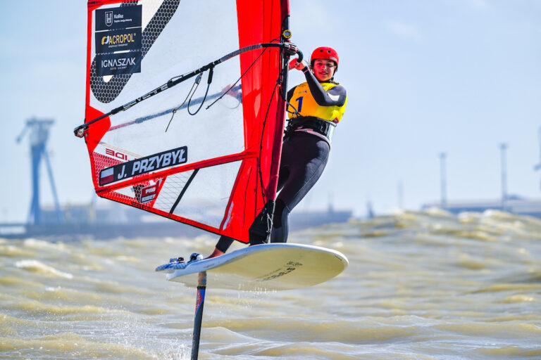 Los iQFOiL Games Cádiz 2025 coronan a sus campeones tras una intensa semana de regatas