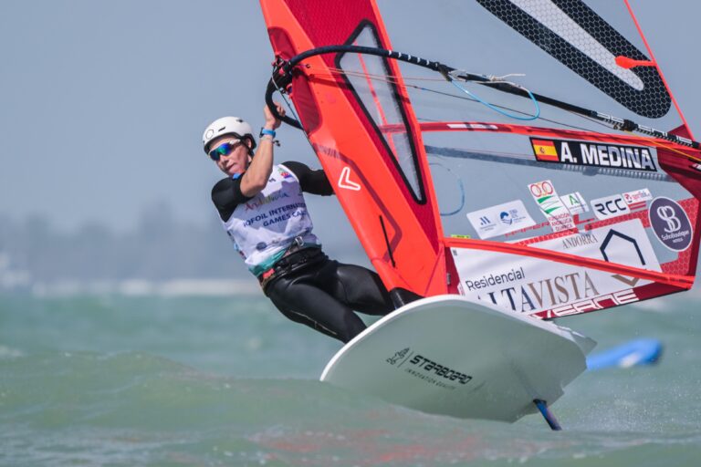 Los iQFOiL Games Cádiz 2025 mantienen la intensidad y la igualdad en aguas gaditanas