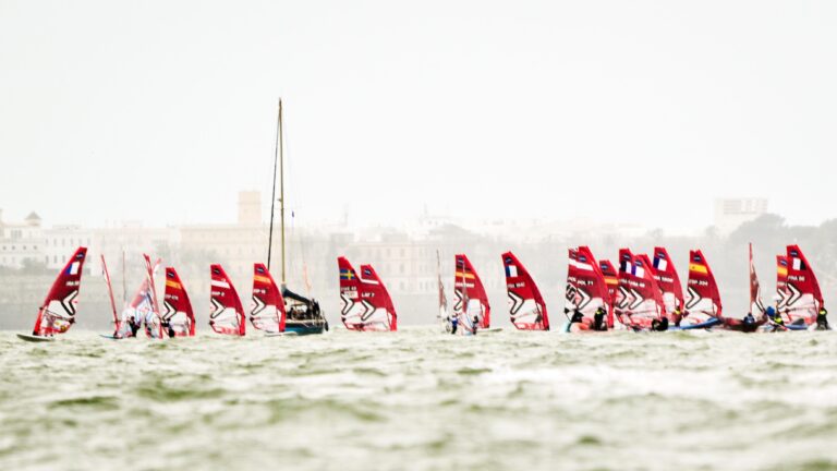Los iQFoil Games Cádiz 2025 mantienen la acción con una intensa jornada de slalom