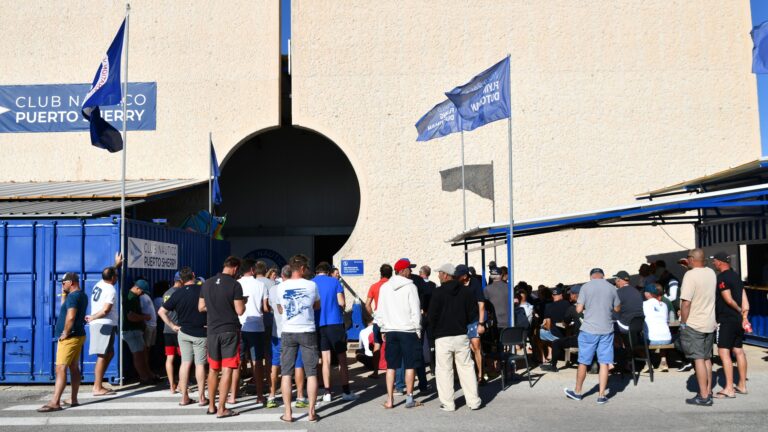 El temporal de levante frena el mundial de Flying Dutchman