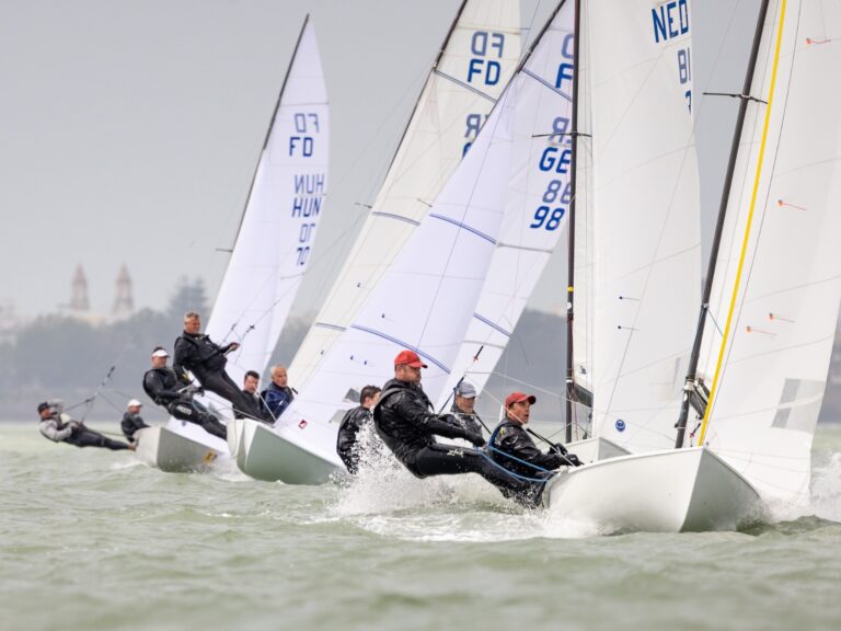 Los Flying Dutchman vuelven al agua en la bahía de Cádiz