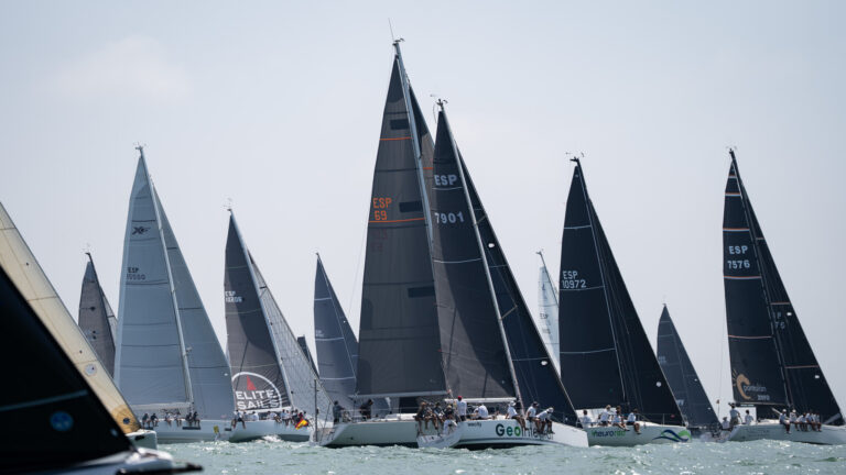 El ‘Escuela de Navegación Taboga’ dinamita la penúltima jornada y deja la Semana Náutica al rojo vivo