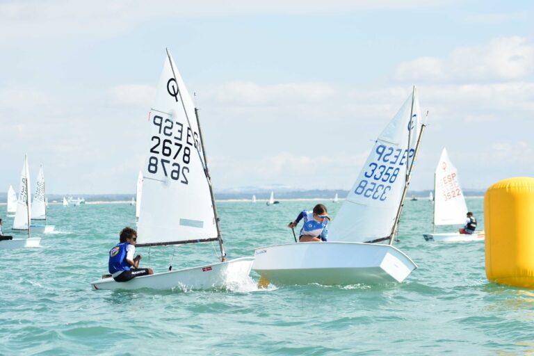 Máxima igualdad en el arranque del X Trofeo de la Hispanidad de Optimist en la bahía gaditana