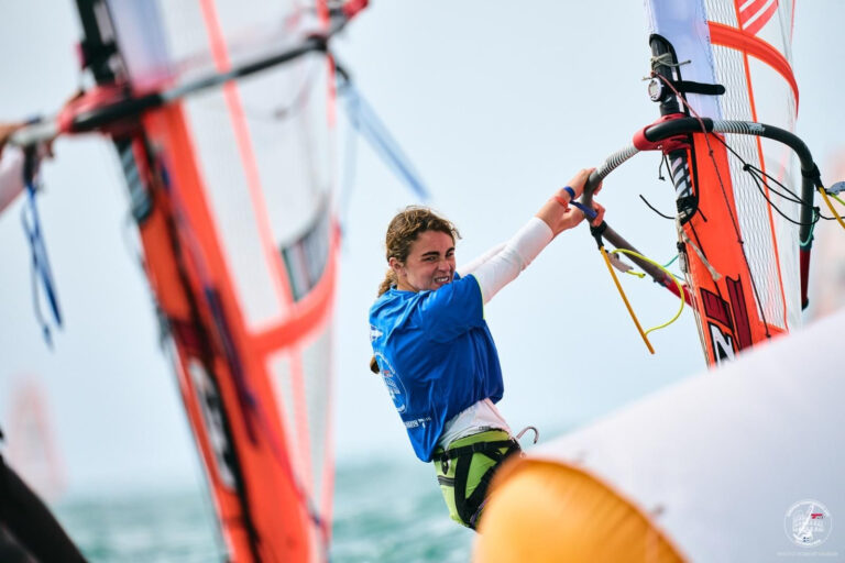 El viento juega y comité y flota responden con su mejor versión en la bahía gaditana
