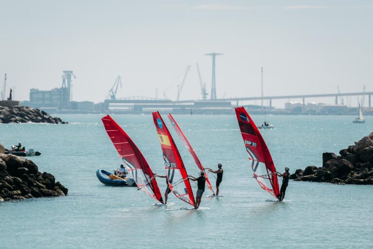La bahía de Cádiz se abre mañana al gran espectáculo internacional del windsurf olímpico