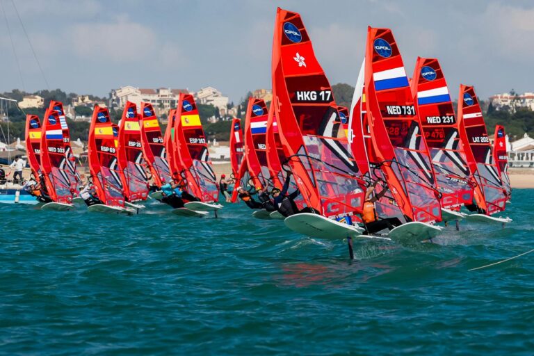 Las tablas olímpicas ya vuelan sobre la bahía gaditana