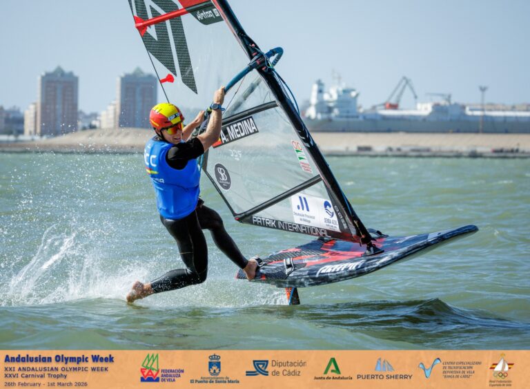 Levante por encima de 20 nudos y un final épico para la 21ª Semana Olímpica Andaluza en la bahía de Cádiz