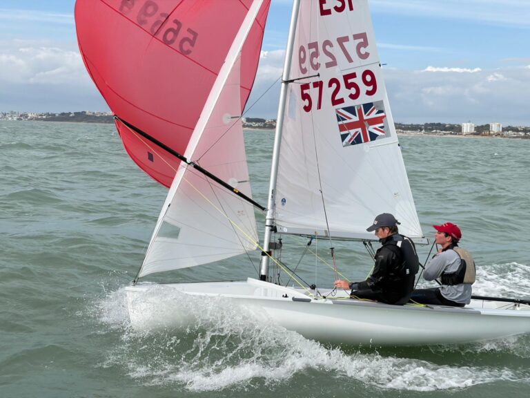 Los gaditanos Carlos Carrasco y Nicolás Flethes, campeones de Andalucía de 420 tras una regata marcada por el duro levante en la bahía de Cádiz