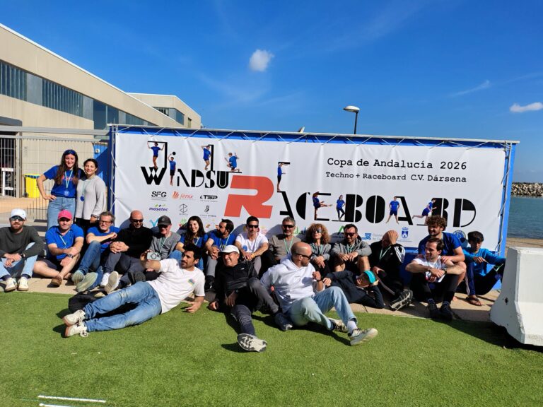 Los sevillanos Curro Llorca, Curro Manchón, Olivia Sánchez y Julia Garcia y los gaditanos Pablo Quintero, Nacho Fernández y Eloísa Tarancón levantan las copas autonómicas de Techno y Raceboard en aguas gaditanas