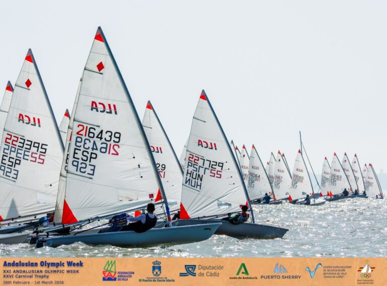 Arranca la Semana Olímpica Andaluza con buen poniente en la bahía gaditana y primeras batallas en todas las clases
