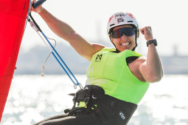 Pilar Lamadrid se consolida en el liderato tras una jornada perfecta en los iQFOiL Games Cádiz