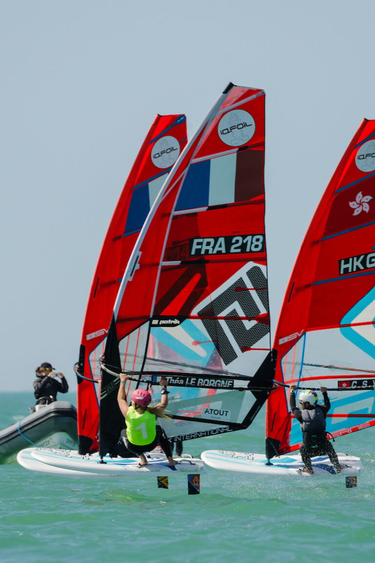 Pilar Lamadrid, Antonio Medina y Lucía Guardiola meten a Andalucía en las finales de los iQFOiL Games Cádiz 2026