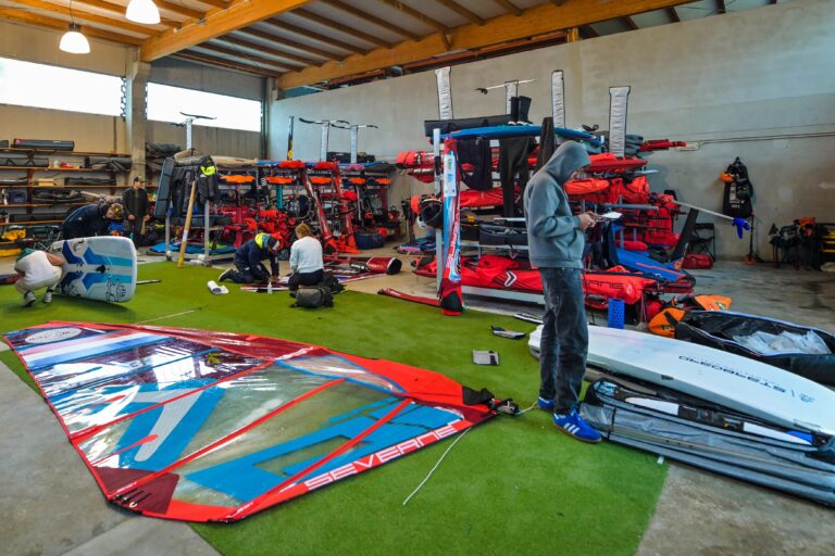 La élite olímpica del windsurf toma la bahía de Cádiz.