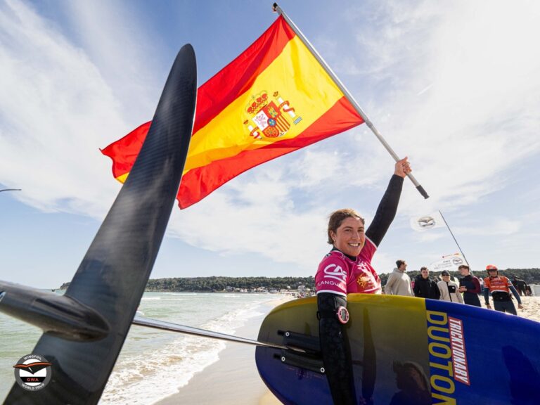 La andaluza Nía Suardiaz abre la temporada mundial de wingfoil con victoria en Leucate.