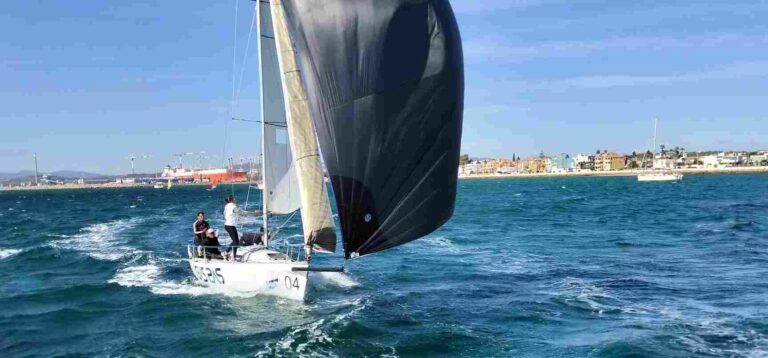 ‘Península’ revalida el título del Circuito Alcaidesa Marina de J/80 tras un final de temporada de máxima igualdad.
