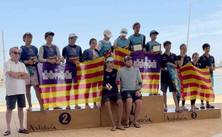 Baleares renueva en la bahía de Cádiz el título nacional de Optimist por Equipos de Autonomías