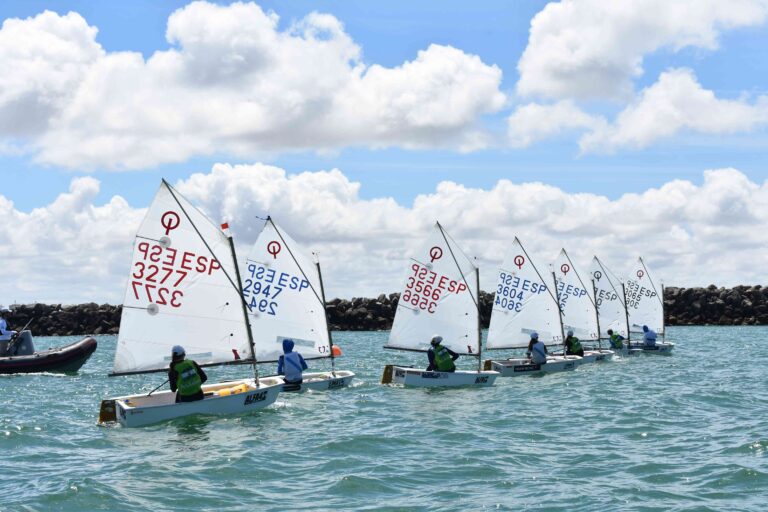 Baleares y Valencia mandan en el estreno del Campeonato de España de Optimist por Equipos de Autonomías