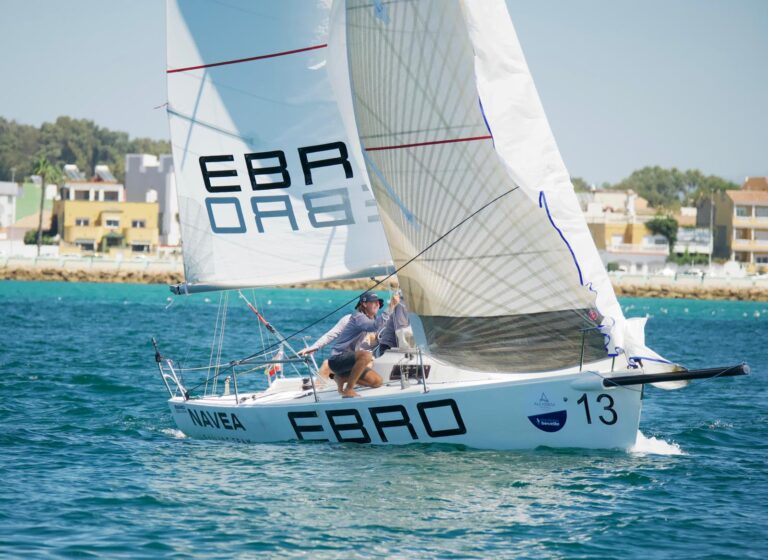 ‘Embata 80’ conquista la Copa de España de J/80 en una final de infarto en La Línea