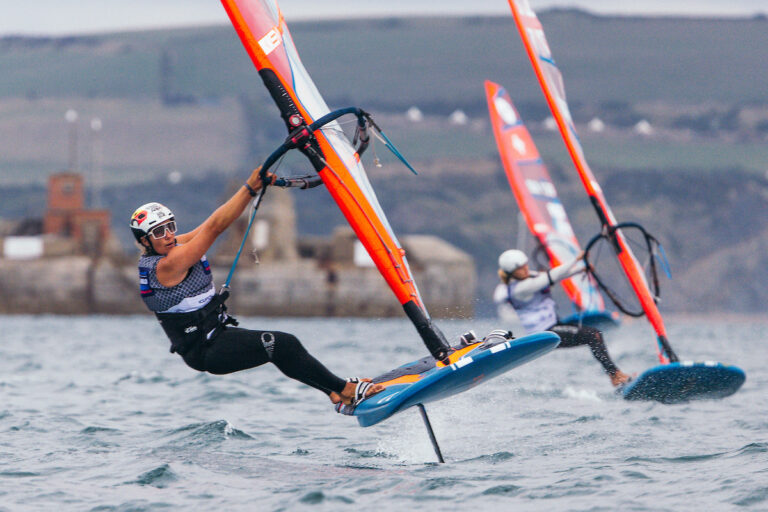 Los andaluces Pilar Lamadrid, Lucía Guardiola y Antonio Medina suman experiencia en un exigente Mundial de iQFOiL en Weymouth