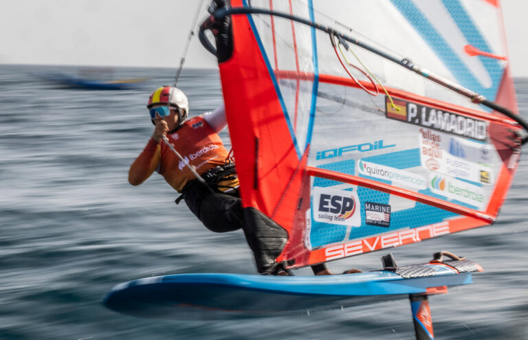 Pilar Lamadrid, Antonio Medina y Lucía Guardiola, ante la élite mundial del iQFOiL en Weymouth